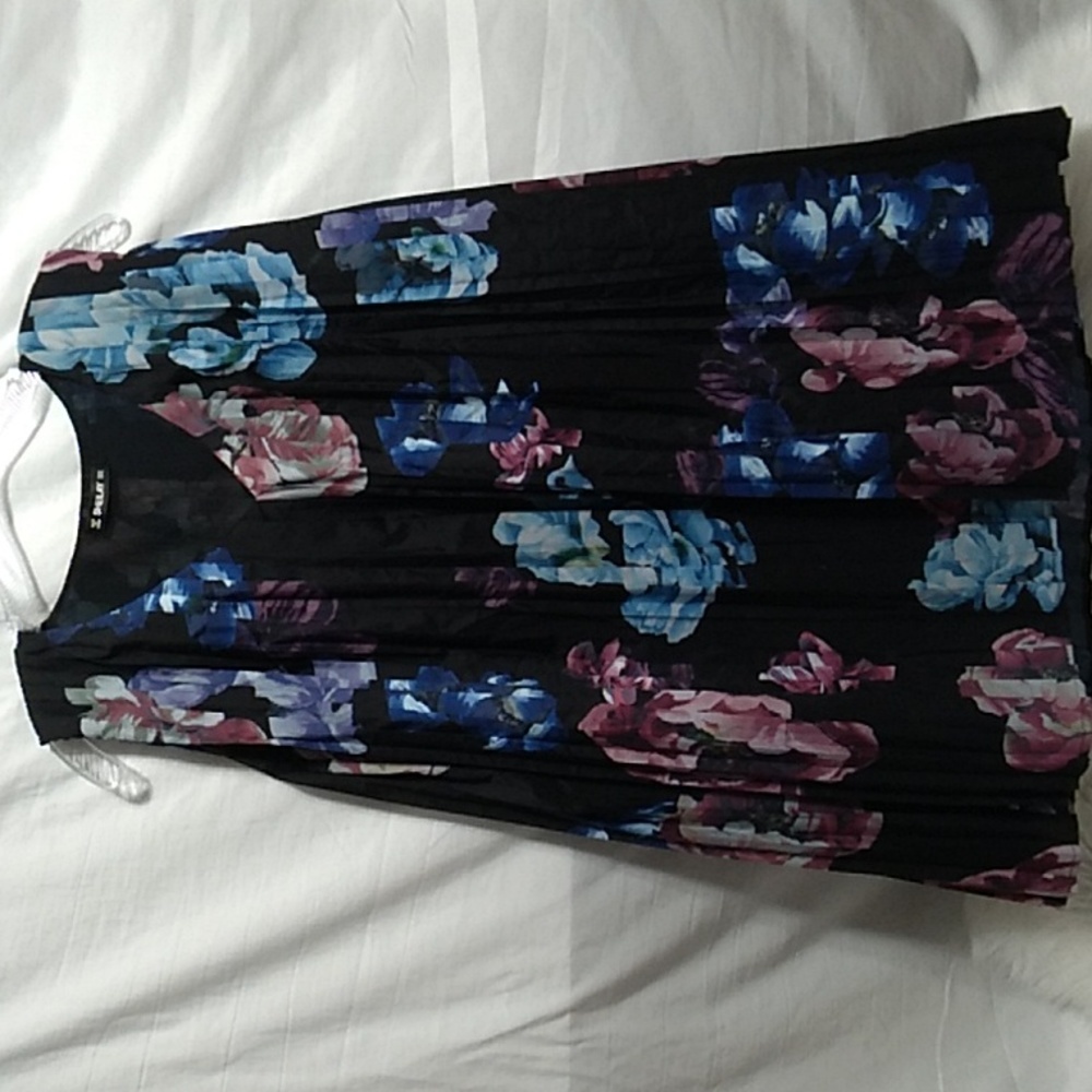 Sheilay Flowy Floral Print Sleeveless Pleated Top Sz.M Gently Worn